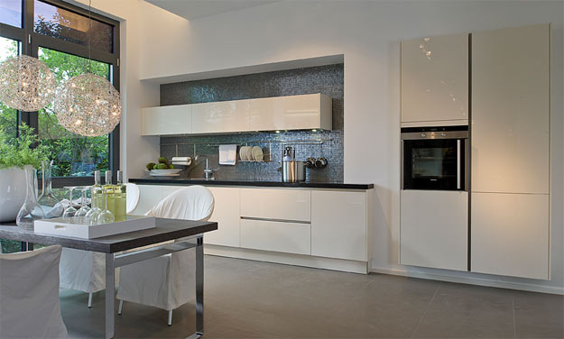 Kuchnia otwarta, połączona z salonem.